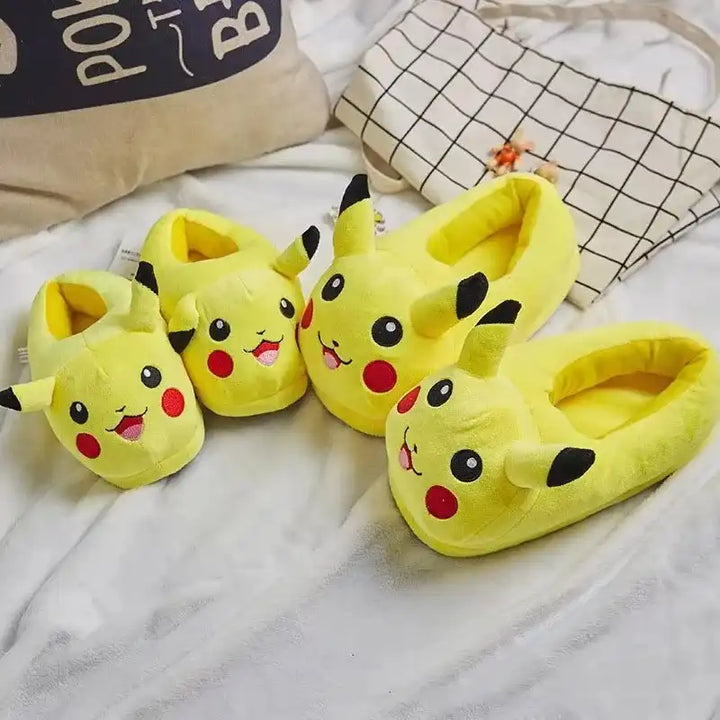 chaussons pikachu sur un lit