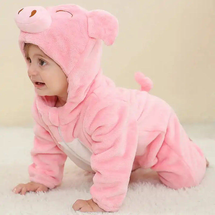 kigurumi cochon rose bebe sur le sol